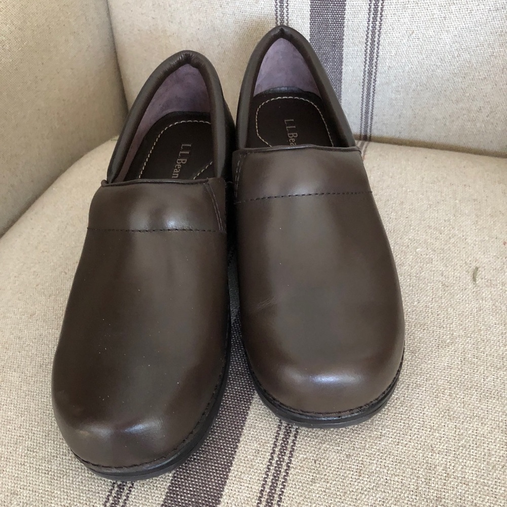 L.L. Bean brown women’s clogs